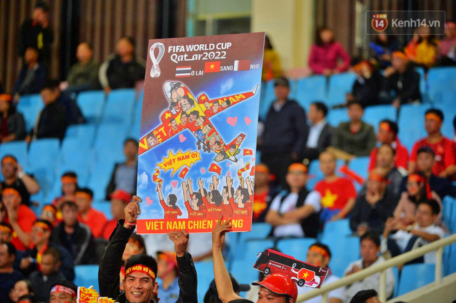 CĐV đồng loạt vỗ tay khi Anh Đức được tung vào sân, đá trận cuối cùng trong màu áo ĐT Việt Nam-41