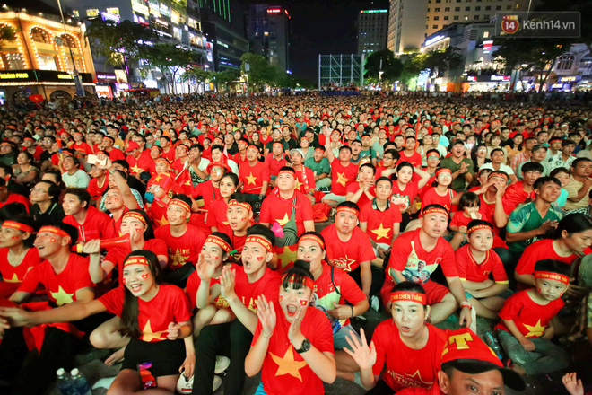 CĐV đồng loạt vỗ tay khi Anh Đức được tung vào sân, đá trận cuối cùng trong màu áo ĐT Việt Nam-36