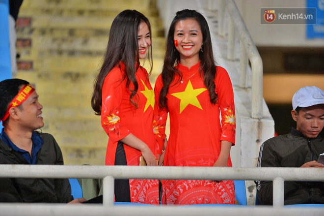 CĐV đồng loạt vỗ tay khi Anh Đức được tung vào sân, đá trận cuối cùng trong màu áo ĐT Việt Nam-42