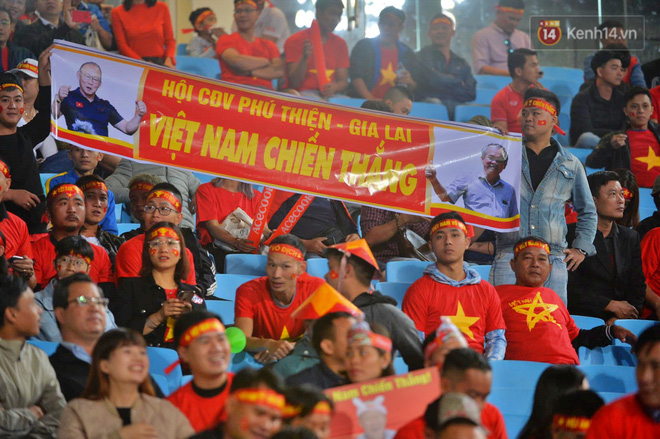 CĐV đồng loạt vỗ tay khi Anh Đức được tung vào sân, đá trận cuối cùng trong màu áo ĐT Việt Nam-44