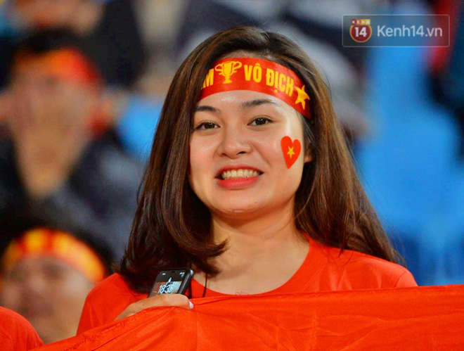 CĐV đồng loạt vỗ tay khi Anh Đức được tung vào sân, đá trận cuối cùng trong màu áo ĐT Việt Nam-43