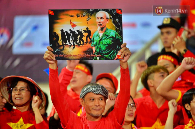 CĐV đồng loạt vỗ tay khi Anh Đức được tung vào sân, đá trận cuối cùng trong màu áo ĐT Việt Nam-40