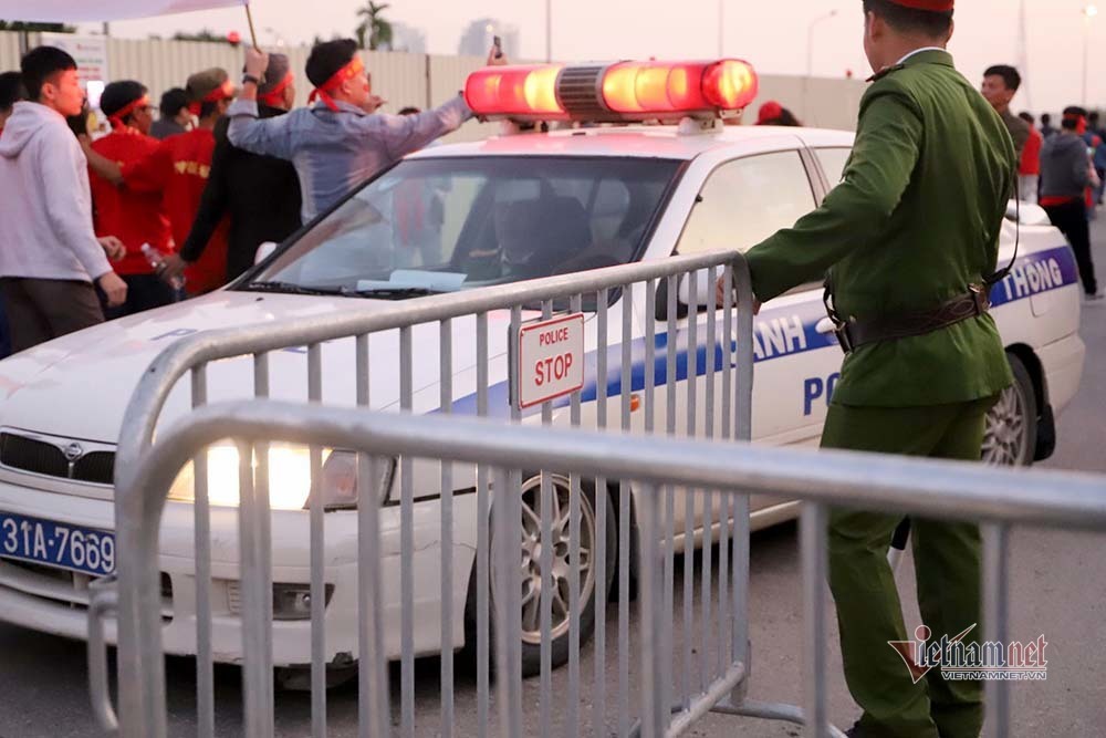 An ninh dày đặc quanh SVĐ Mỹ Đình trước trận Việt Nam vs Thái Lan-2