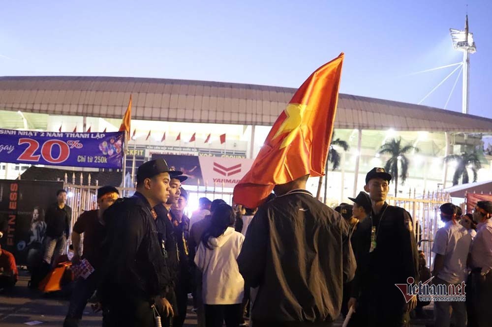 An ninh dày đặc quanh SVĐ Mỹ Đình trước trận Việt Nam vs Thái Lan-4