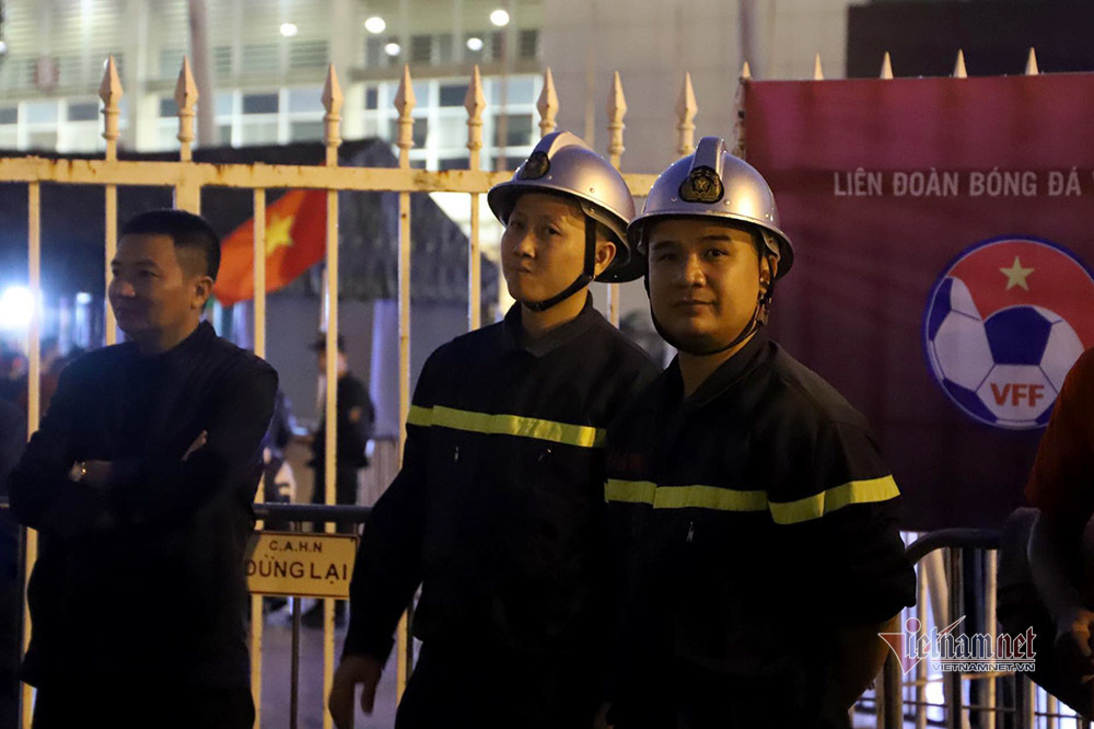 An ninh dày đặc quanh SVĐ Mỹ Đình trước trận Việt Nam vs Thái Lan-7