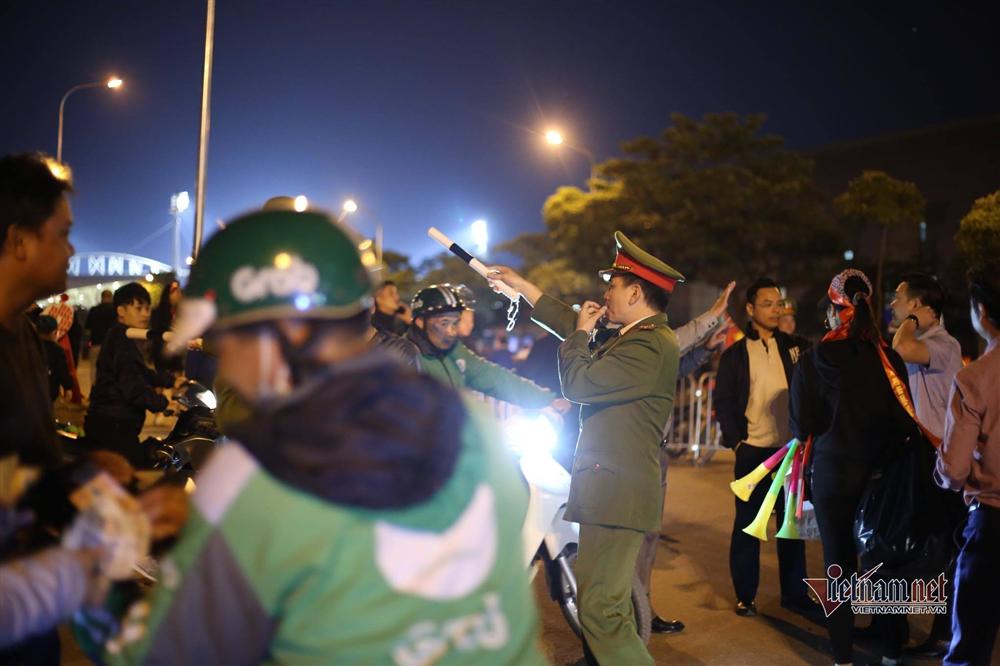 An ninh dày đặc quanh SVĐ Mỹ Đình trước trận Việt Nam vs Thái Lan-10