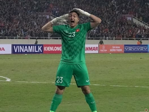 Với chiều cao 1,88 m, Đặng Văn Lâm mặc gì cũng đủ nổi bật-9