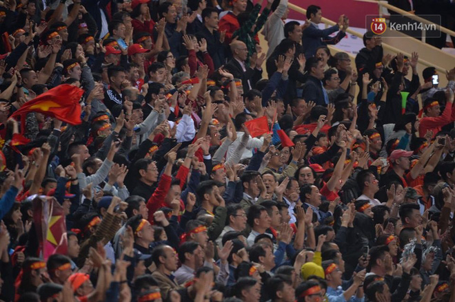 CĐV đồng loạt vỗ tay khi Anh Đức được tung vào sân, đá trận cuối cùng trong màu áo ĐT Việt Nam-26