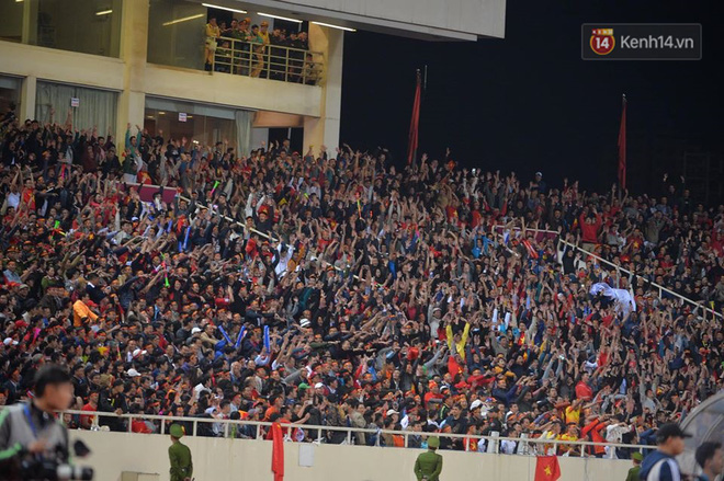 CĐV đồng loạt vỗ tay khi Anh Đức được tung vào sân, đá trận cuối cùng trong màu áo ĐT Việt Nam-27