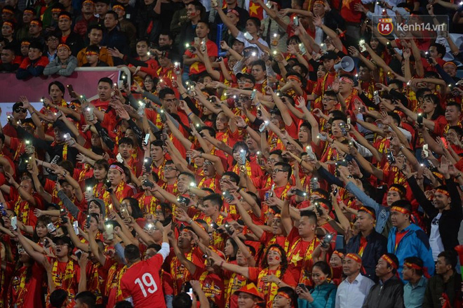 CĐV đồng loạt vỗ tay khi Anh Đức được tung vào sân, đá trận cuối cùng trong màu áo ĐT Việt Nam-28