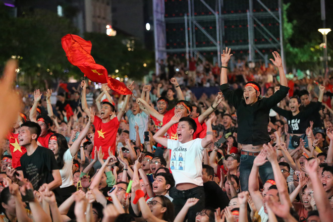 CĐV đồng loạt vỗ tay khi Anh Đức được tung vào sân, đá trận cuối cùng trong màu áo ĐT Việt Nam-21