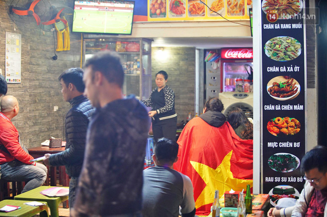 CĐV đồng loạt vỗ tay khi Anh Đức được tung vào sân, đá trận cuối cùng trong màu áo ĐT Việt Nam-32