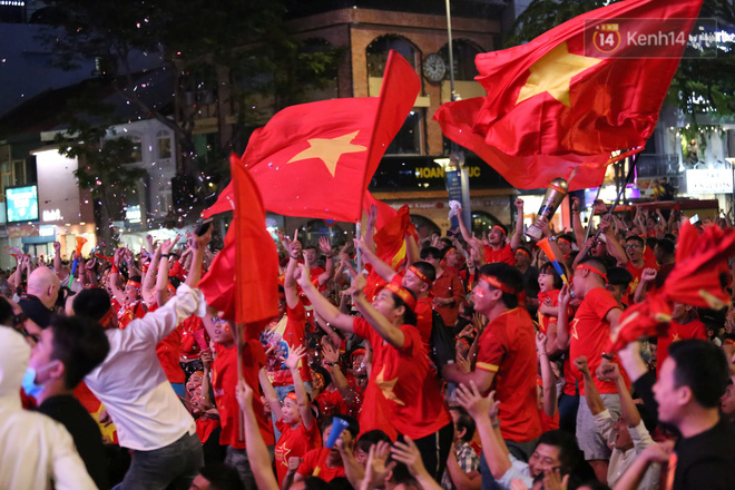 CĐV đồng loạt vỗ tay khi Anh Đức được tung vào sân, đá trận cuối cùng trong màu áo ĐT Việt Nam-22