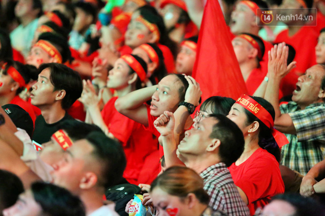 CĐV đồng loạt vỗ tay khi Anh Đức được tung vào sân, đá trận cuối cùng trong màu áo ĐT Việt Nam-24