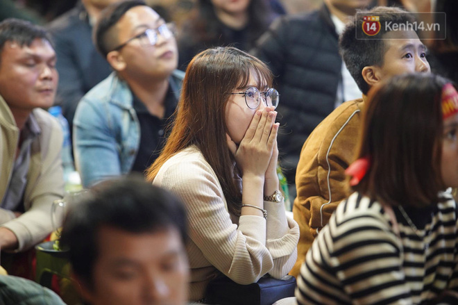 CĐV đồng loạt vỗ tay khi Anh Đức được tung vào sân, đá trận cuối cùng trong màu áo ĐT Việt Nam-19