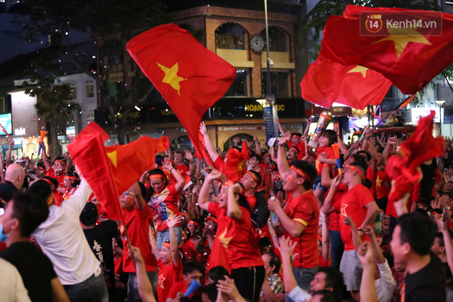 CĐV đồng loạt vỗ tay khi Anh Đức được tung vào sân, đá trận cuối cùng trong màu áo ĐT Việt Nam-23