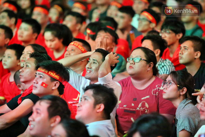 CĐV đồng loạt vỗ tay khi Anh Đức được tung vào sân, đá trận cuối cùng trong màu áo ĐT Việt Nam-25