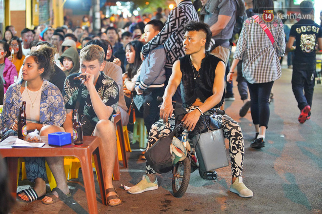 CĐV đồng loạt vỗ tay khi Anh Đức được tung vào sân, đá trận cuối cùng trong màu áo ĐT Việt Nam-31