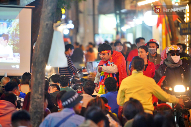 CĐV đồng loạt vỗ tay khi Anh Đức được tung vào sân, đá trận cuối cùng trong màu áo ĐT Việt Nam-34