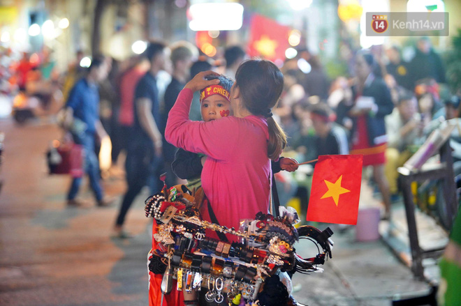 CĐV đồng loạt vỗ tay khi Anh Đức được tung vào sân, đá trận cuối cùng trong màu áo ĐT Việt Nam-33