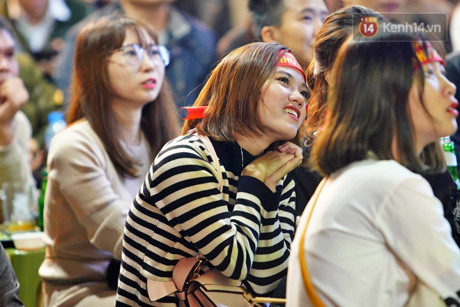 CĐV đồng loạt vỗ tay khi Anh Đức được tung vào sân, đá trận cuối cùng trong màu áo ĐT Việt Nam-30