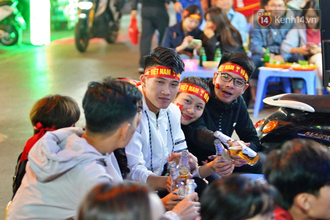 CĐV đồng loạt vỗ tay khi Anh Đức được tung vào sân, đá trận cuối cùng trong màu áo ĐT Việt Nam-29