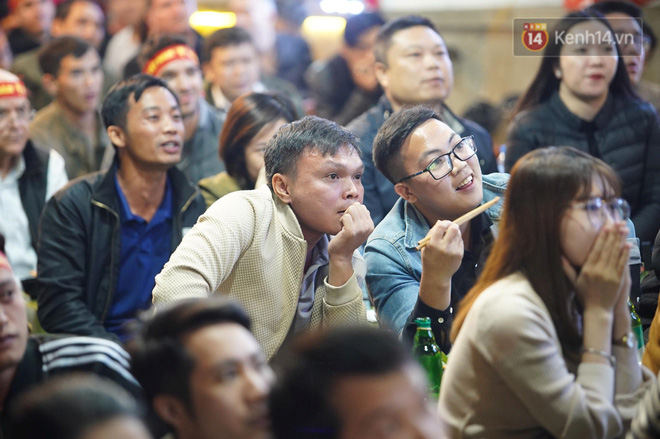 CĐV đồng loạt vỗ tay khi Anh Đức được tung vào sân, đá trận cuối cùng trong màu áo ĐT Việt Nam-20