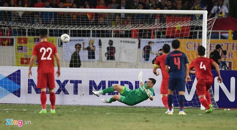 Văn Lâm hôn quốc kỳ sau khi cản penalty-1