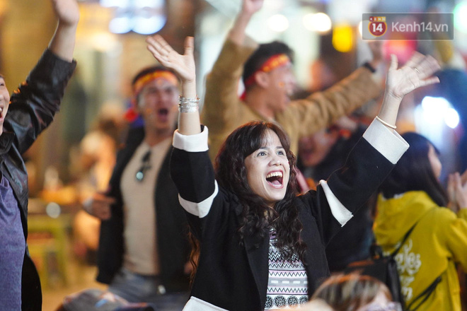 CĐV đồng loạt vỗ tay khi Anh Đức được tung vào sân, đá trận cuối cùng trong màu áo ĐT Việt Nam-11