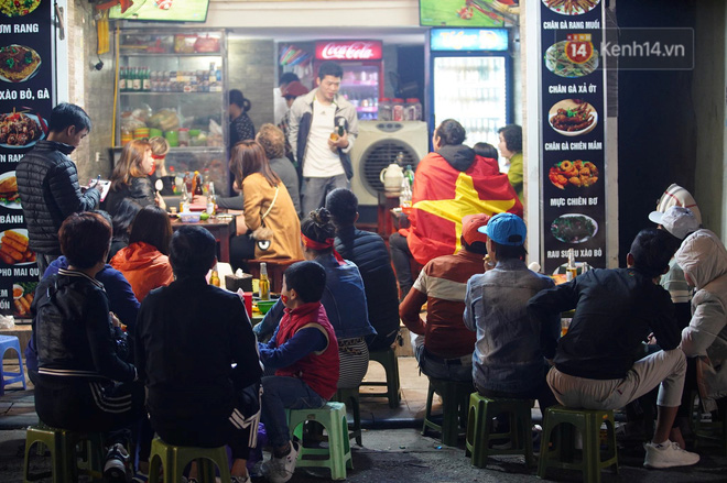 CĐV đồng loạt vỗ tay khi Anh Đức được tung vào sân, đá trận cuối cùng trong màu áo ĐT Việt Nam-12