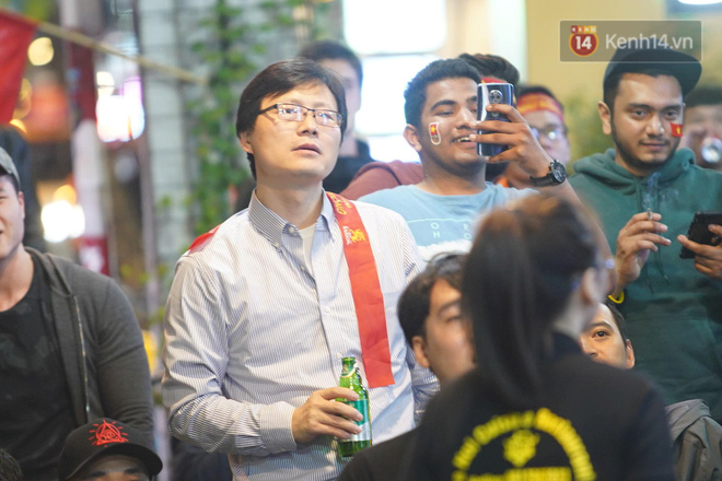 CĐV đồng loạt vỗ tay khi Anh Đức được tung vào sân, đá trận cuối cùng trong màu áo ĐT Việt Nam-13