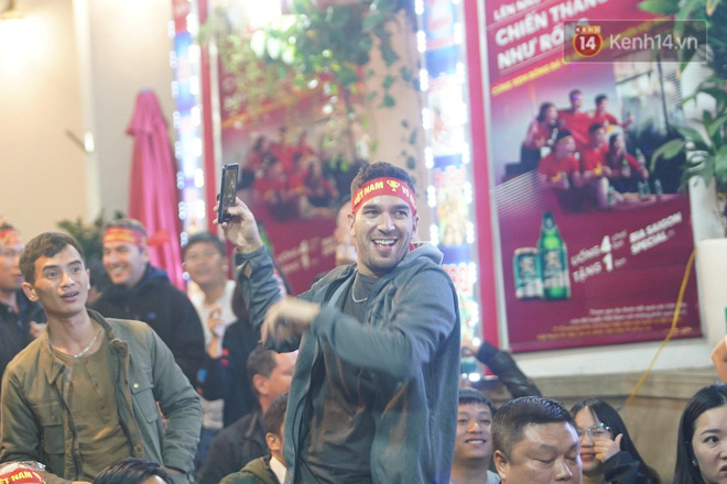 CĐV đồng loạt vỗ tay khi Anh Đức được tung vào sân, đá trận cuối cùng trong màu áo ĐT Việt Nam-14