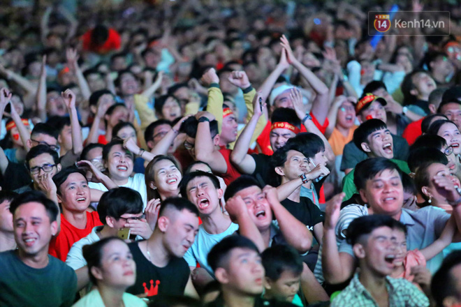 CĐV đồng loạt vỗ tay khi Anh Đức được tung vào sân, đá trận cuối cùng trong màu áo ĐT Việt Nam-15
