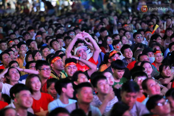 CĐV đồng loạt vỗ tay khi Anh Đức được tung vào sân, đá trận cuối cùng trong màu áo ĐT Việt Nam-16