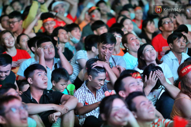CĐV đồng loạt vỗ tay khi Anh Đức được tung vào sân, đá trận cuối cùng trong màu áo ĐT Việt Nam-17