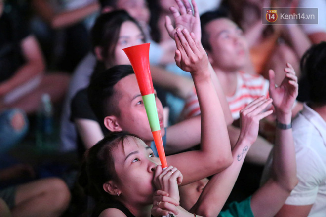 CĐV đồng loạt vỗ tay khi Anh Đức được tung vào sân, đá trận cuối cùng trong màu áo ĐT Việt Nam-8