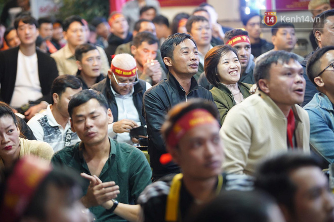 CĐV đồng loạt vỗ tay khi Anh Đức được tung vào sân, đá trận cuối cùng trong màu áo ĐT Việt Nam-3