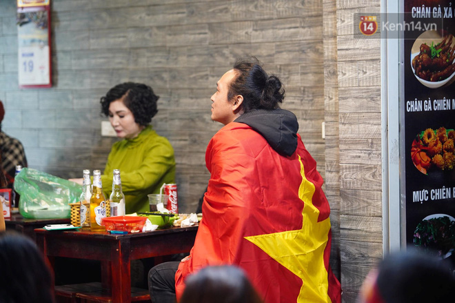 CĐV đồng loạt vỗ tay khi Anh Đức được tung vào sân, đá trận cuối cùng trong màu áo ĐT Việt Nam-1