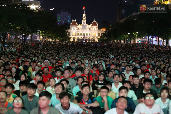 CĐV đồng loạt vỗ tay khi Anh Đức được tung vào sân, đá trận cuối cùng trong màu áo ĐT Việt Nam-10