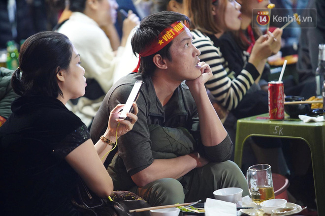 CĐV đồng loạt vỗ tay khi Anh Đức được tung vào sân, đá trận cuối cùng trong màu áo ĐT Việt Nam-4