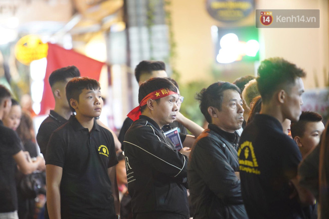 CĐV đồng loạt vỗ tay khi Anh Đức được tung vào sân, đá trận cuối cùng trong màu áo ĐT Việt Nam-5