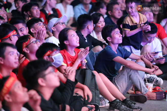 CĐV đồng loạt vỗ tay khi Anh Đức được tung vào sân, đá trận cuối cùng trong màu áo ĐT Việt Nam-7