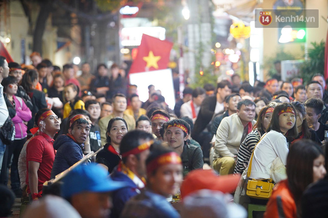 CĐV đồng loạt vỗ tay khi Anh Đức được tung vào sân, đá trận cuối cùng trong màu áo ĐT Việt Nam-2