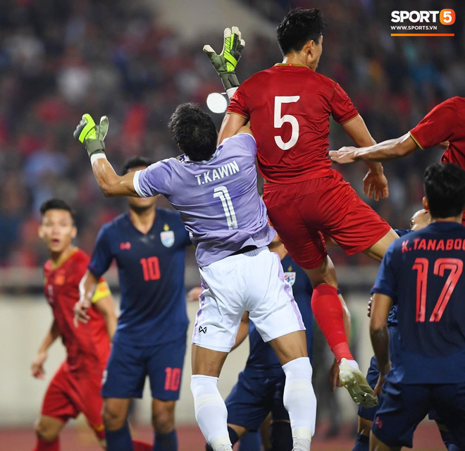 Bị tước bàn thắng, cầu thủ Việt Nam phản ứng dữ dội cho tới khi nhận ra điều này-13