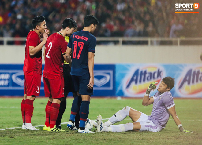 Bị tước bàn thắng, cầu thủ Việt Nam phản ứng dữ dội cho tới khi nhận ra điều này-15