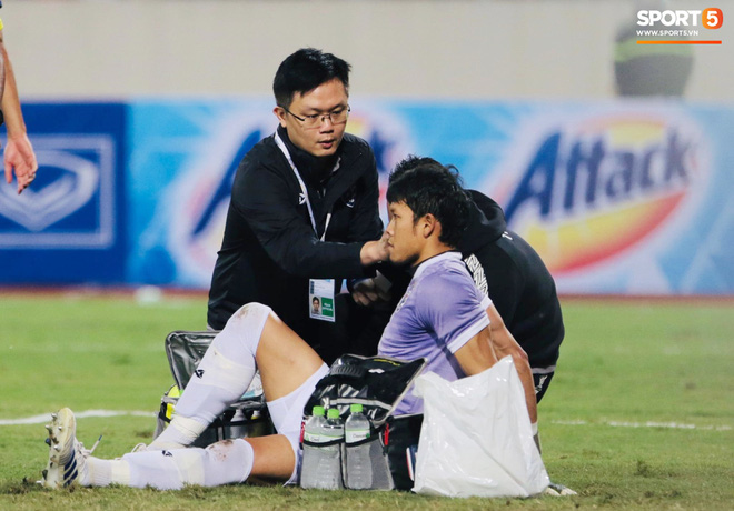 Bị tước bàn thắng, cầu thủ Việt Nam phản ứng dữ dội cho tới khi nhận ra điều này-17