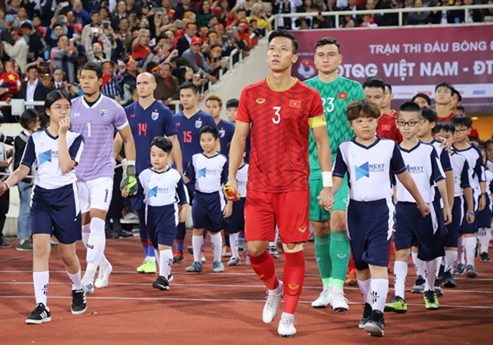 Hình ảnh thủ môn Đặng Văn Lâm bay người cản phá trận Việt Nam - Thái Lan-1