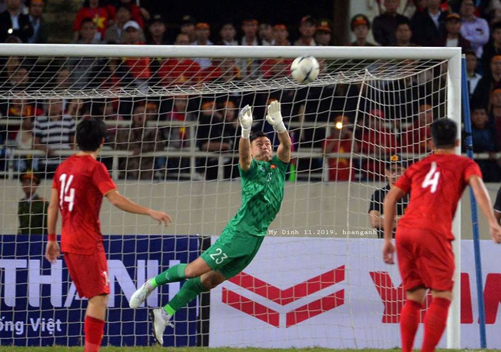Hình ảnh thủ môn Đặng Văn Lâm bay người cản phá trận Việt Nam - Thái Lan-3