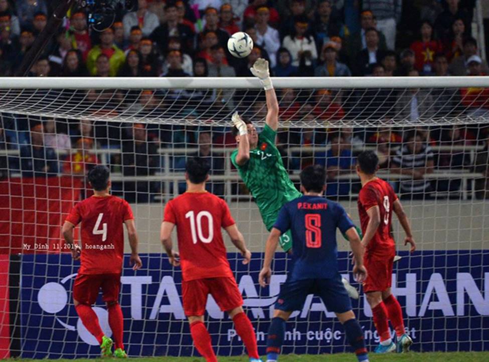 Hình ảnh thủ môn Đặng Văn Lâm bay người cản phá trận Việt Nam - Thái Lan-5