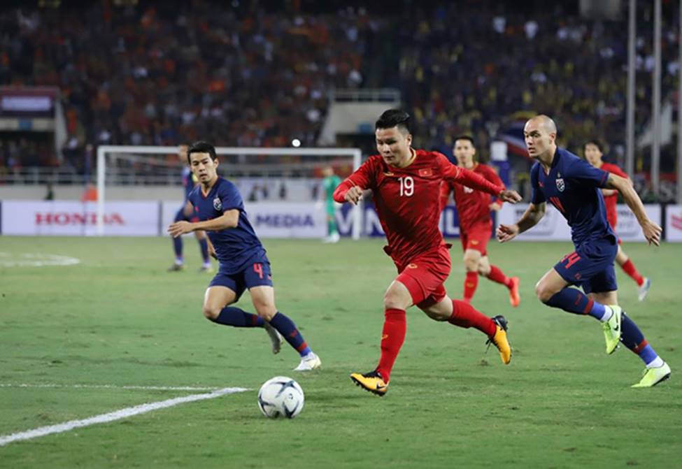 Hình ảnh thủ môn Đặng Văn Lâm bay người cản phá trận Việt Nam - Thái Lan-9